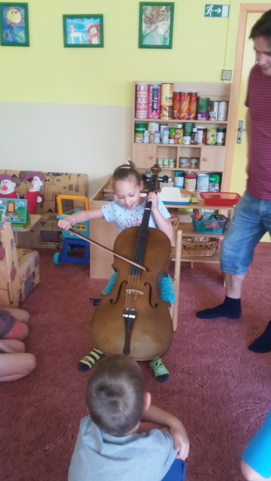 Návštěva p. učitele ze ZUŠ (hra na violocello) - červen 2021006